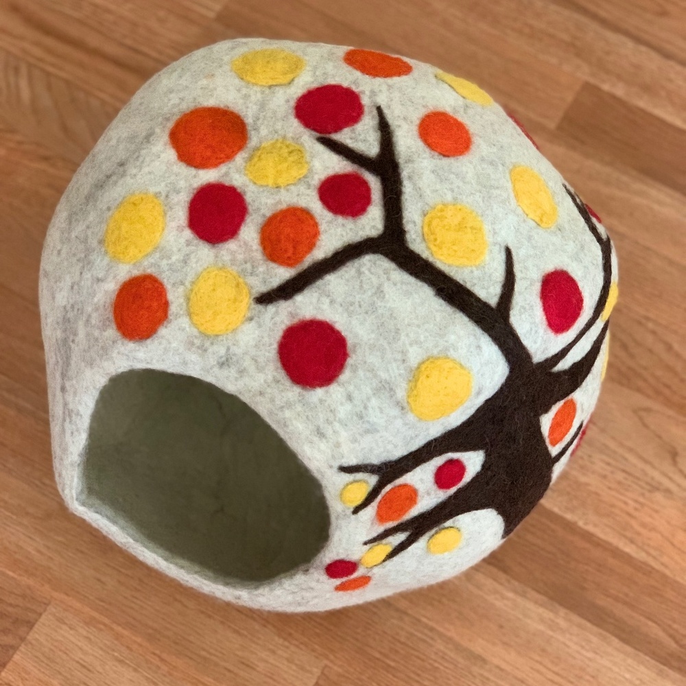 100% Sheep wool felt material cat pod/ cat cave